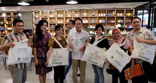 Para blogger bersama Pak Irwan Hidayat dan Tina Talisa.