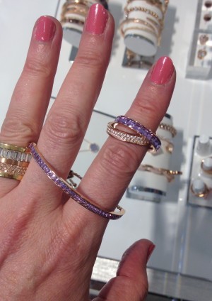 En sväng in på Michael Kors och kolla lila ring + armband, bara för att det är så snyggt.