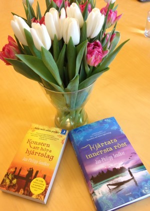 Förlaget har haft finbesök av författaren till de här böckerna. Det är så roligt att höra till ett förlag som får besök av giganter, det sitter liksom i väggarna, all historia.