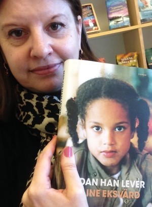 Den här boken har jag väntat på och längtat efter. Tror den kommer drabba mig hårt. Medan han lever, av Elaine Eksvärd. 