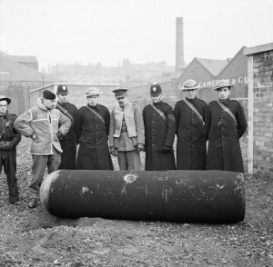 Police and Army bomb disposal officers with a defused German 1000kg 'Luftmine' (parachute mine) in Glasgow, 18 March 1941 (Imperial War Museum)