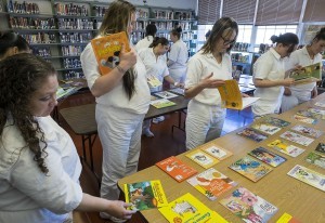 Inmates choose books to record for their children with the help of WSP. 