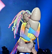 funny-miley-cyrus-strikes-again