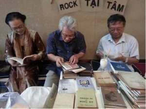 Từ trái: Hồ Đắc Thiếu Anh, Bùi Văn Nam Sơn, Đỗ Hồng Ngọc tại Phiên Chợ Sách, hôm đó có nhiều sách của Phạm Công Thiện.