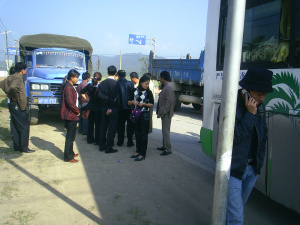 A lorry smashed into the back of the bus in Xishuangbanna, China