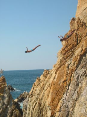 cliffdivers_in_la_quebrada_acapulco_guerrero_mexico