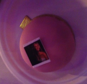 Rosa marsipanbakelser från Vetekatten, men små ätbara bilder på Mrs Wells (hoppas de var ätbara, jag åt den i alla fall, hahaha)