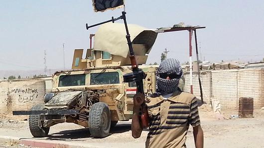 lainfo.es-16013-a_fighter_of_the_islamic_state_stands_guard_near_the_city_of_baijix_north_of_baghdad_reuters