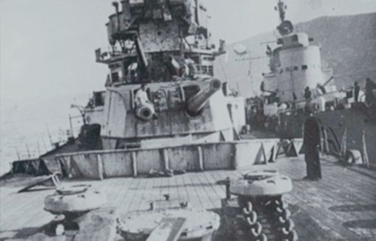 A boarding party from the Italian Torpedo boat Sirio inspects the wreckage of HMS York at Suda bay, June 1942 (Italian government photo)