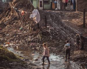 Albesti Roma children living in dump.