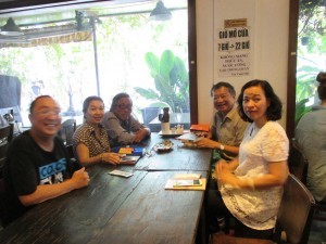 Ở một quán cơm chay. Từ trái: nhạc sĩ Tuấn Khanh, Thanh Thúy, Trần Vấn Lệ, Đỗ Hồng Ngọc, nhà báo Ngân Hà.