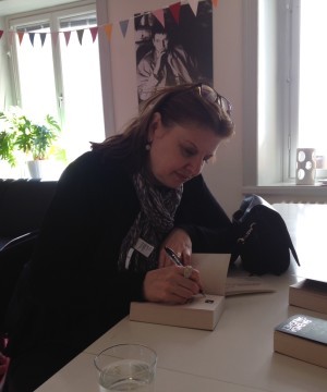 Först upp till förlaget. Så himla fin stämning här uppe. Jag signerade några böcker.