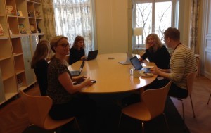 Manusmöte. Nya manus läses och bedöms. Sjukt spännande!