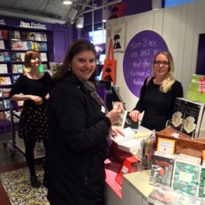 Småprat och signering på Sergelstorgs-butiken.