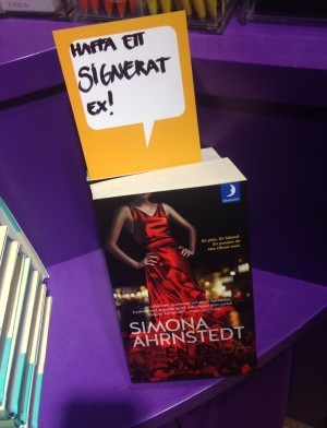 Jag signerade några En enda natt också. En enda hemlighet finns alltså inte i butik ännu. Men snart ...