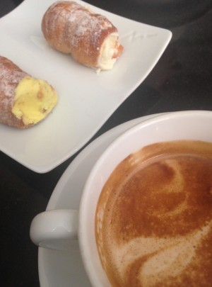 Fika på Söder. Macchiato (starkt) och rullar med citron/vaniljfyllning. 