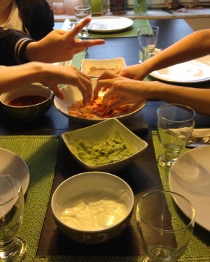 Igår tog jag mina tonåringar och gick på middag hos min kompis Trude och hennes barn. Så himla trevligt. Vi babblade och skrattade och vi åt nachos med röror och hamburgare.