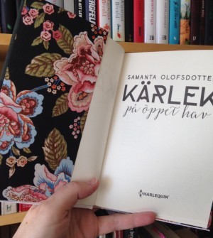 Så många fina detaljer. Älskar de här blommorna på flikarna.