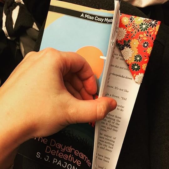 I made this pretty origami bookmark yesterday. I love it! I think I'll make it for all my giveaways! #365days #dailyphoto #ig2016 #origami #bookstagram