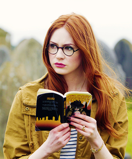 Doctor-Who-Amy-Pond-Wearing-Round-Glasses
