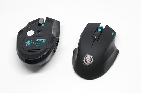 A look at the black mouse. You can just make out the red glow in the cycle.