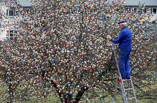 Фотография отсюда: www.boredpanda.com/easter-tree-decoration-10000-eggs