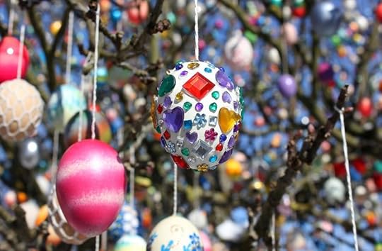 Фотография отсюда www.boredpanda.com/easter-tree-decoration-10000-eggs