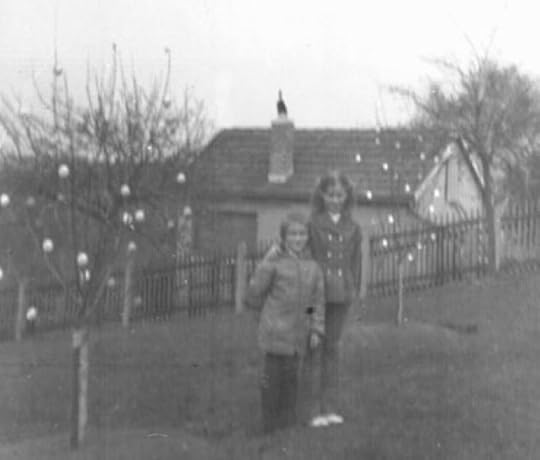 Фотография отсюда www.boredpanda.com/easter-tree-decoration-10000-eggs