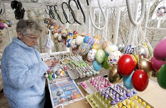 Фотография отсюда www.boredpanda.com/easter-tree-decoration-10000-eggs