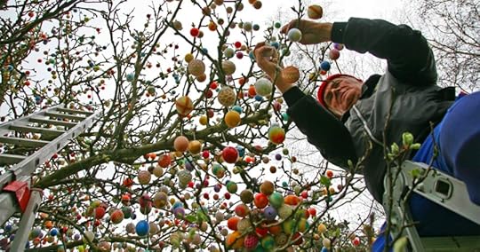 Фотография отсюда www.domradio.de/sites/default/files/styles/domradio-share/public/osterbaum_der_superlative_in_thueringen.jpg?itok=_MftKrTO