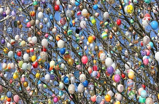 Фотография отсюда de.igotoworld.com/de/news/127_18-04-2014-easter-egg-tree-in-thuringia-has-come-into-bloom.htm