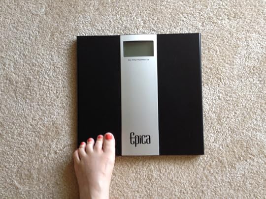 scale.toes.photo
