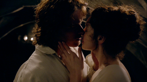 outlander-1x07-the-wedding-jamie-and-claire-kiss-sonya-heaney