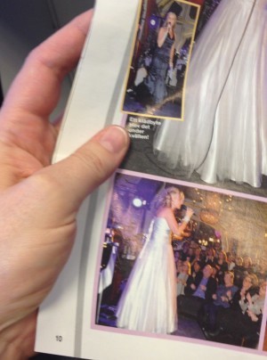 Och tittar där! Ett styck glad författare. Eller tre faktiskt, det är Suss på ena sidan och Åsa på andra. Från releasen av Mrs Wells skiva.