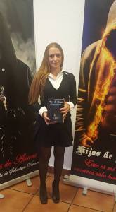 Sonia posando y tras ella Sebastien Venom