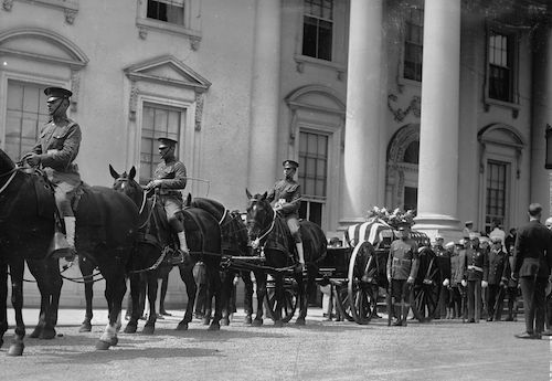 1920px-HardingFuneral.jpg
