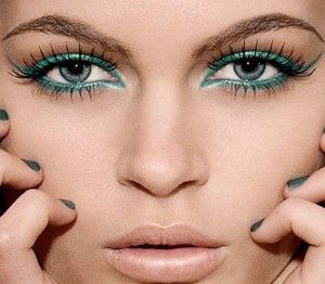 My favorite eye make-up for the summer. Simple, can be worn with all black for night or white for day time.