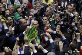 Members of the Lower House of Congress celebrate after they voted in favor of the impeachment of President Dilma Rousseff in Brasilia, Brazil April 17, 2016. REUTERS/Ueslei Marcelino - RTX2AE2Q