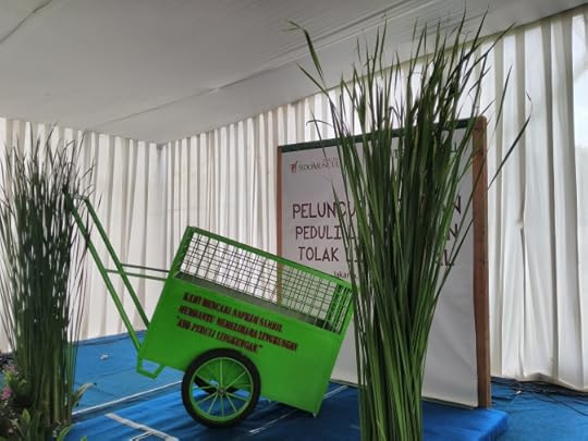 Sumbangan gerobak sampah dari PT. Sido Muncul untuk masyarakat