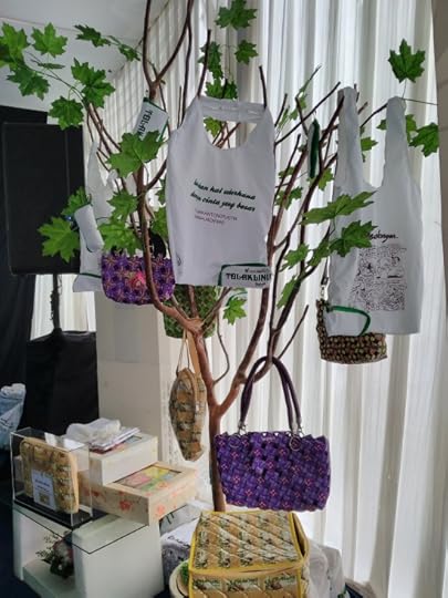 Kerajinan tangan yang terbuat dari sampah plastik.