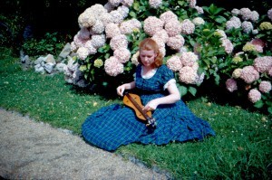 Folksinger and songwriter Jean Ritchie plays the dulcimer. George Pickow, Jean Ritchie and George Pickow Collection, American Folklife Center.