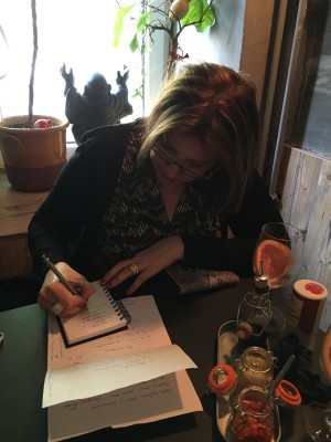 På restaurangen förberedde jag min video.