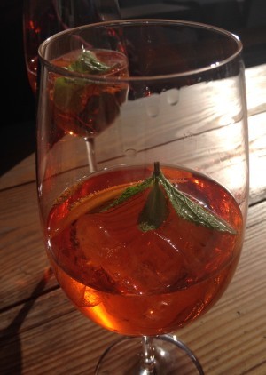 Ill-orange frisk drink i solen - härligt!