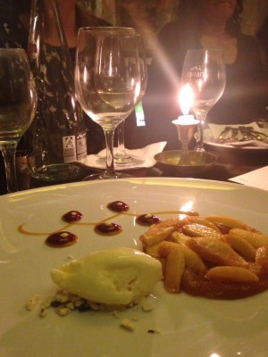 Middag första kvällen, fantastisk fisk och äppeldessert.