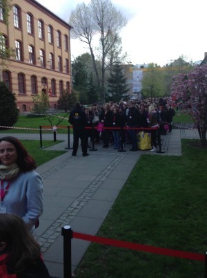 De stod i kö i kylan i 2 timmar inför signeringen. Mina 50 böcker tog slut på under en timme.