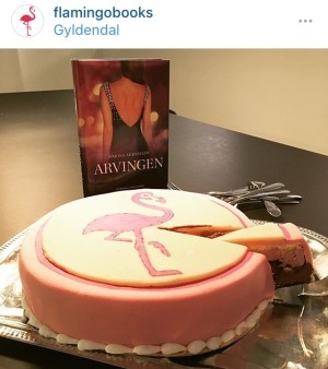 Titta så fint! I Danmark släpps En enda natt med titeln Arvingen. Och tårtan - titta TÅRTAN. Ser ut att vara både choklad och hallon och marsipan och smörkräm. Mums!