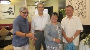 Anh Ngô Tiến Nhân, anh Nguyễn Văn Trọng, chị Xuân Phượng, và ĐHN chụp ảnh lưu niệm sau buổi 