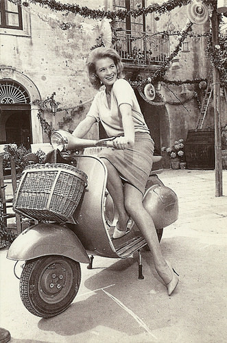 Vespa: Angie Dickinson