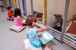 KidsReadShelterDogs-human-society-of-missouri-3 (1)