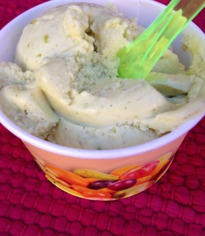 Köpte glass (den här med pistage, saffran, rosenvatten och vit choklad)